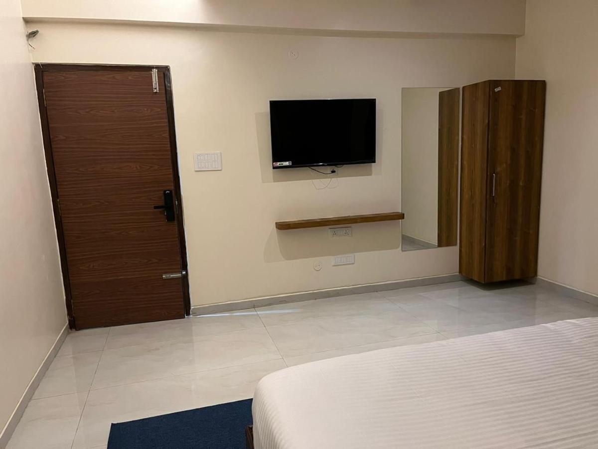 Beach Town Hotel Visakhapatnam Exteriör bild