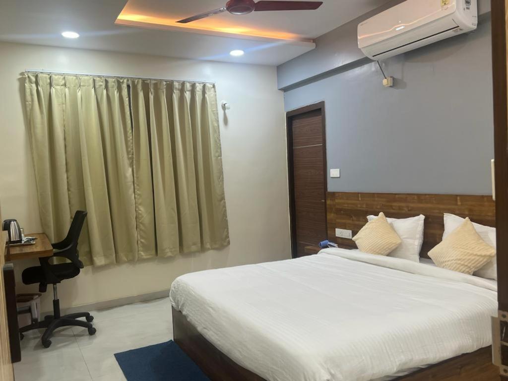 Beach Town Hotel Visakhapatnam Exteriör bild