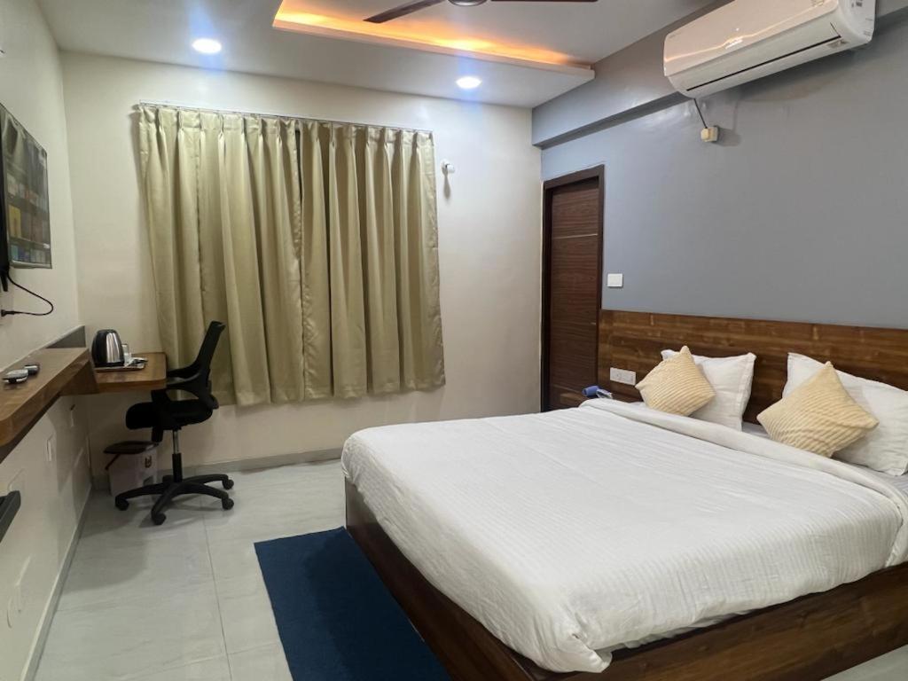 Beach Town Hotel Visakhapatnam Exteriör bild